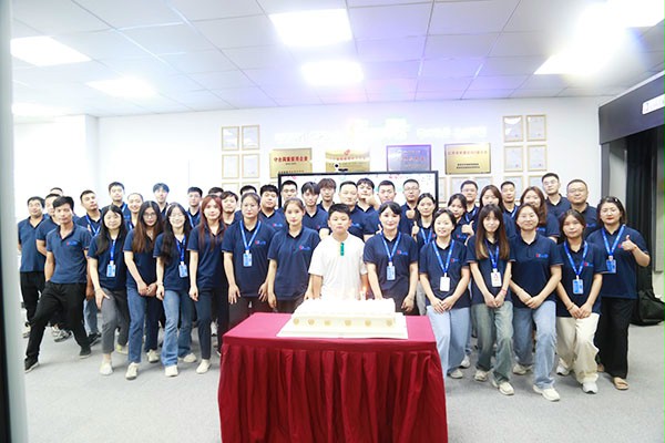 西朗门业员工合影 西朗门业员工合影