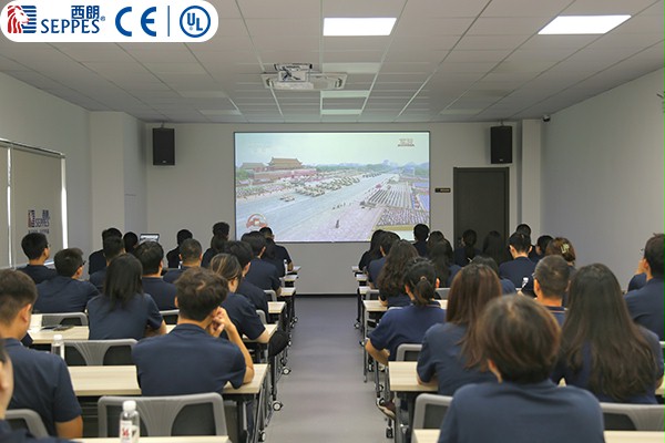 西朗门业全员观看阅兵式 西朗门业全员观看阅兵式