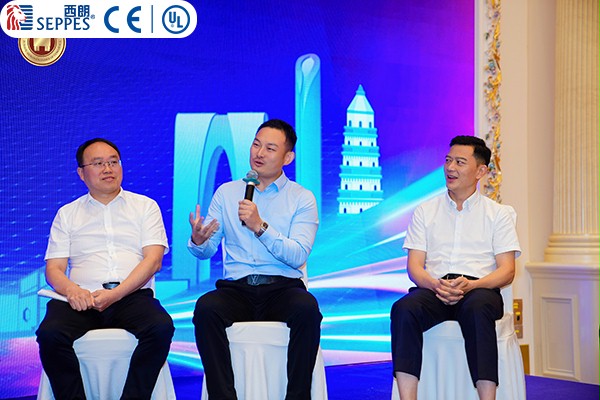 西朗门业董事长杨元嘉在论坛上发言