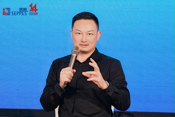 上图为：西朗门业董事长杨元嘉在论坛发言