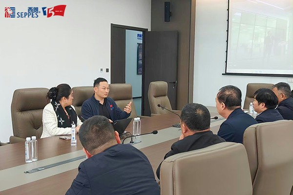 西朗门业董事长杨元嘉向各位领导介绍企业 西朗门业董事长杨元嘉向各位领导介绍企业