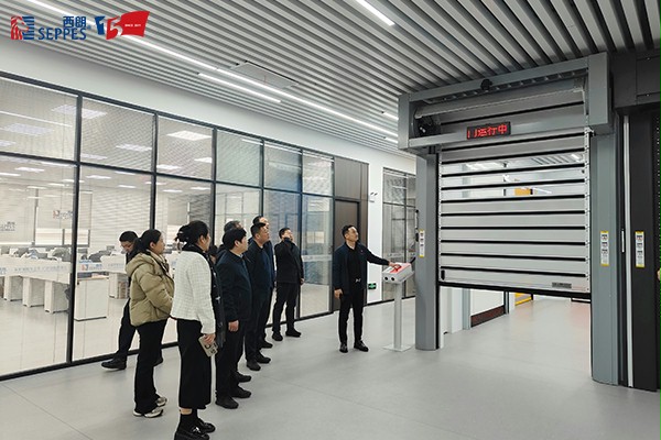 西朗门业董事长杨元嘉为领导们演示高端工业门产品在工业物联网中的应用 西朗门业董事长杨元嘉为领导们演示高端工业门产品在工业物联网中的应用