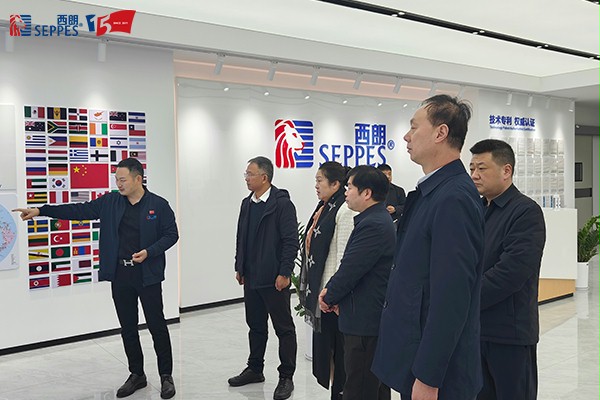 杨元嘉董事长向来宾们介绍西朗门业企业文化展厅 杨元嘉董事长向来宾们介绍西朗门业企业文化展厅