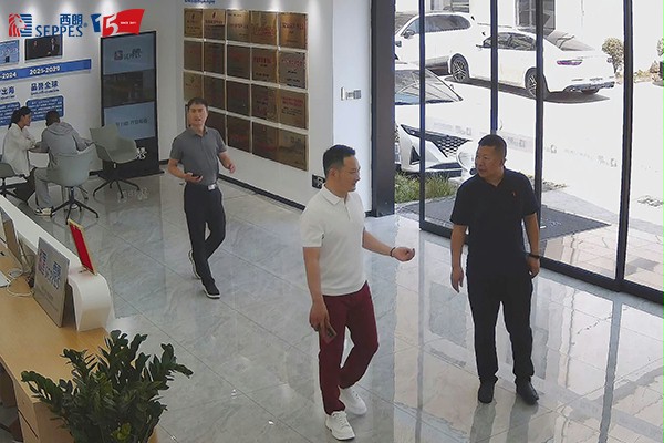 苏州市吴中区社会工作部王光玉部长听取西朗门业董事长杨元嘉讲解企业展厅 苏州市吴中区社会工作部王光玉部长听取西朗门业董事长杨元嘉讲解企业展厅