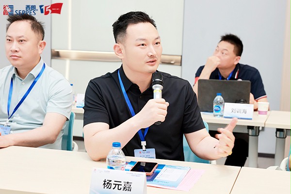 西朗门业董事长杨元嘉在会上发言交流