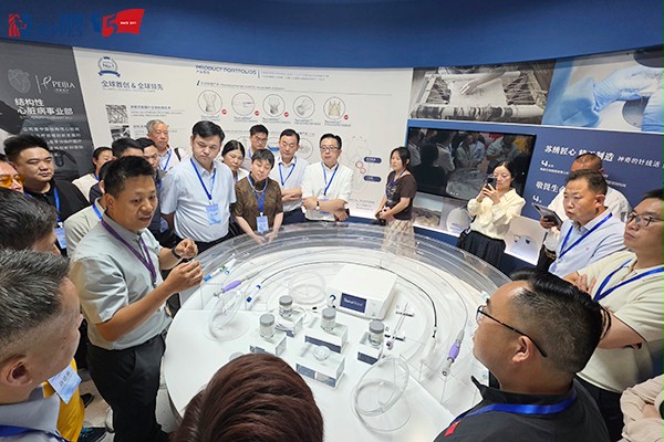 与会企业家参观沛嘉医疗展厅