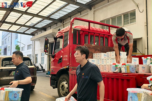 西朗送清凉抵达邮政快递站点