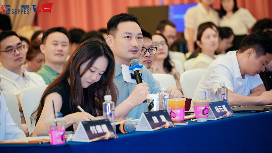 西朗门业董事长杨元嘉在达人赛评委席做点评