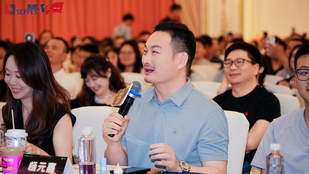 评委导师杨元嘉的精彩点评将比赛现场氛围拉到高点