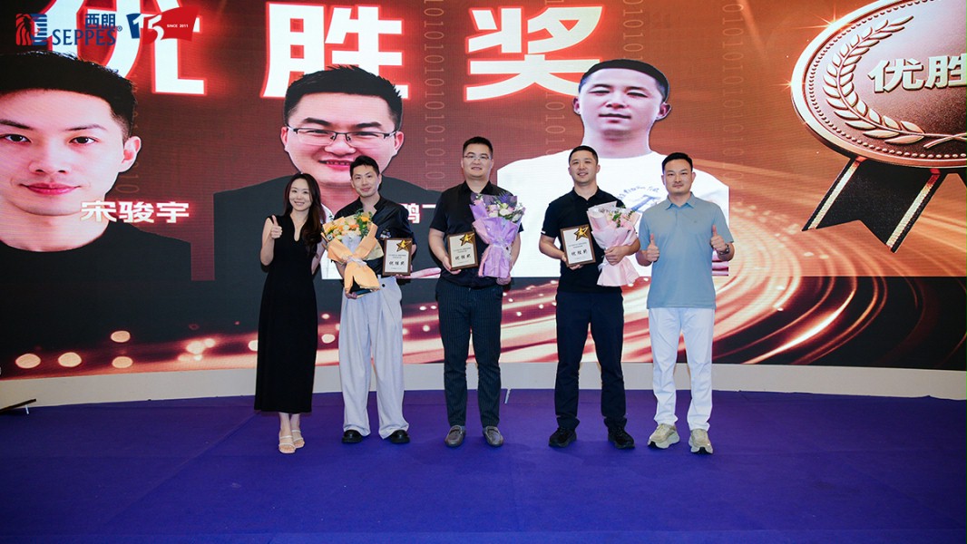 评委导师杨元嘉为获奖选手颁奖后合影留念