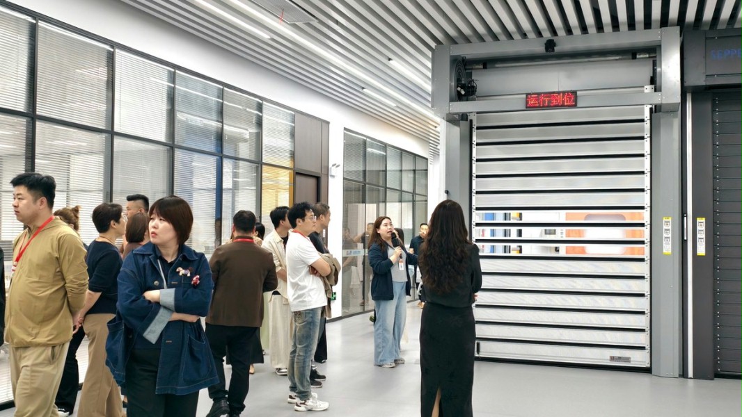 参访学员在西朗门业产品展厅参观