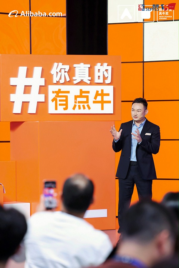 西朗门业总经理杨元嘉在真牛奖现场激辩中